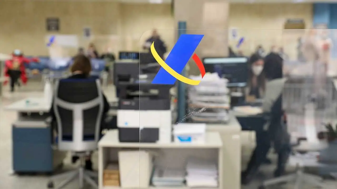 Archivo - Varios empleados trabajan en una oficina de la Agencia Tributaria