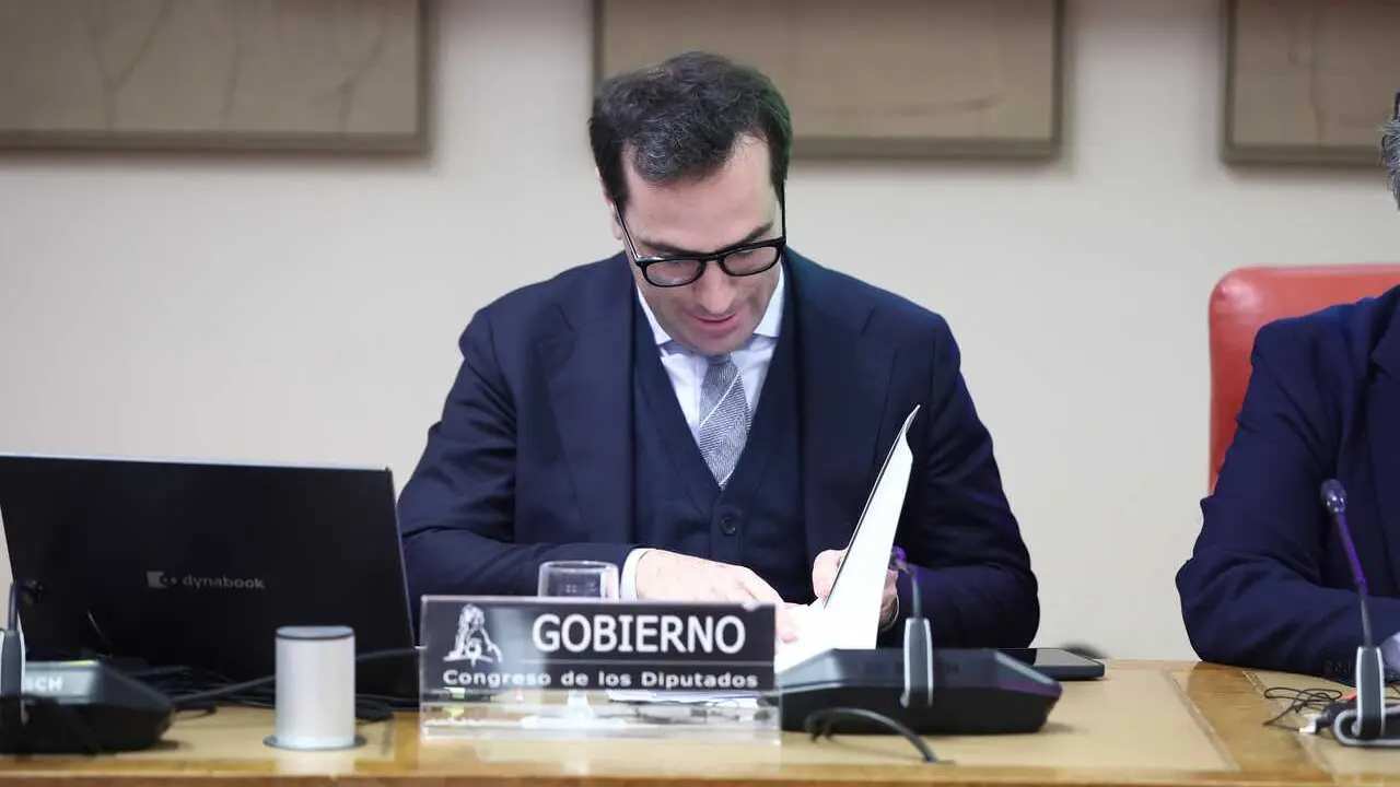 El vicepresidente primero del Gobierno y ministro de Econom&iacute;a, Comercio y Empresa, Carlos Cuerpo, durante su comparecencia a petici&oacute;n propia ante la Comisi&oacute;n de Econom&iacute;a, Comercio y Transformaci&oacute;n Digital para informar sobre el Plan de Respuesta y de Rela