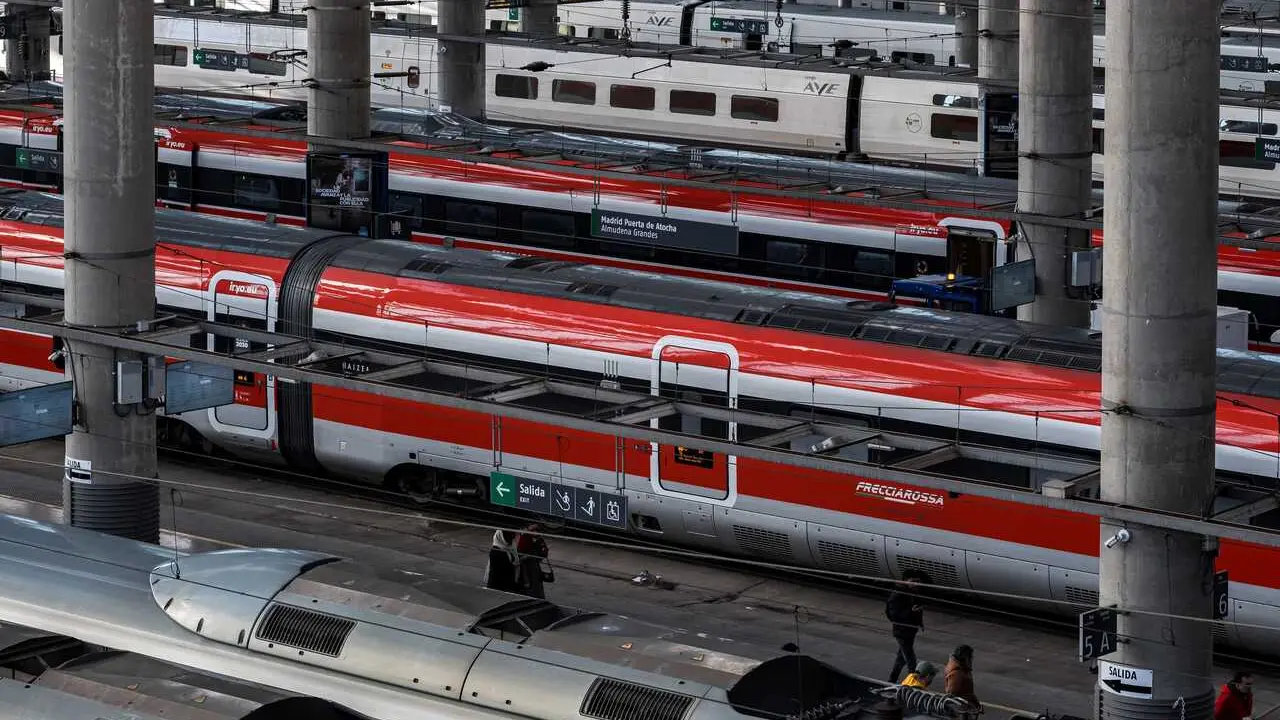 Archivo - Tren de Iryo en la estaci&oacute;n de Madrid-Puerta de Atocha-Almudena Grandes