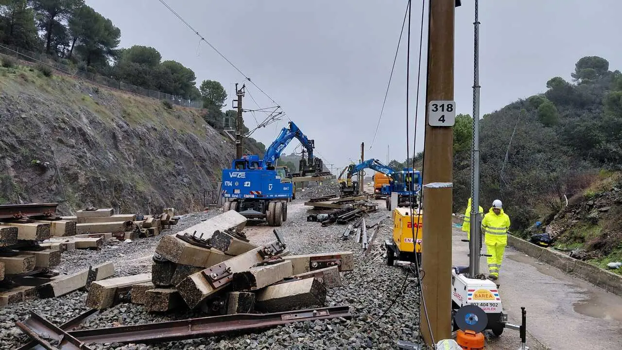 Archivo - Varios operarios durante las obras de reparaci&oacute;n de las v&iacute;as en Adamuz, a 30 de enero de 2026, en Adamuz, C&oacute;rdoba, Andaluc&iacute;a (Espa&ntilde;a).