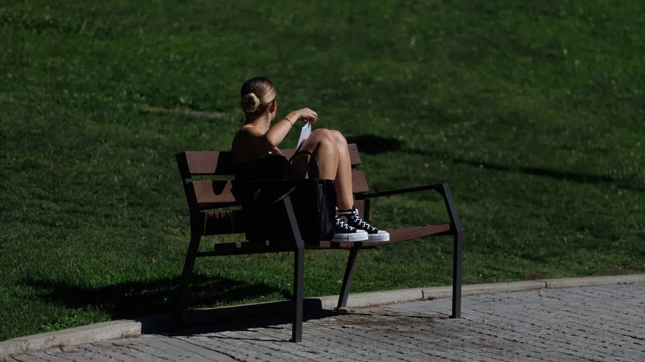 Archivo - Una joven en un banco.