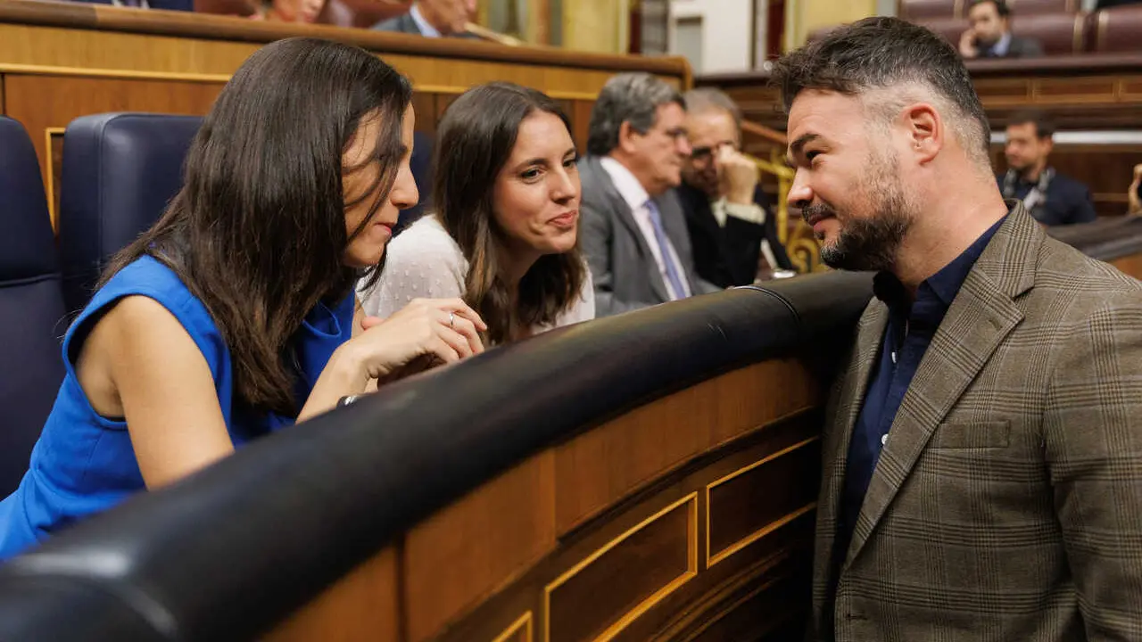Archivo - Las dirigentes de Podemos Ione Belarra (1i) Irene Montero (2i) y el portavoz de ERC, Gabriel Rufi&aacute;n (1d), conversan en el Congreso de los Diputados, a 27 de septiembre de 2023, en Madrid (Espa&ntilde;a).