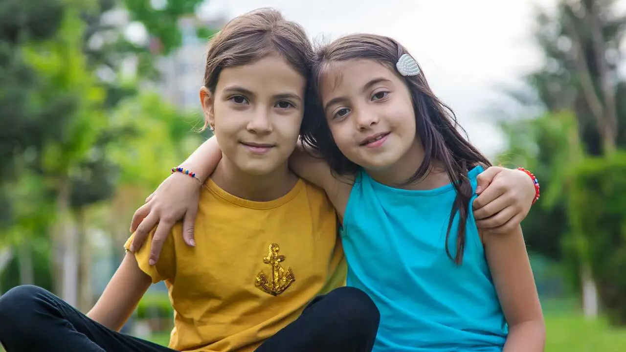 Dos hermanas en acogimiento.