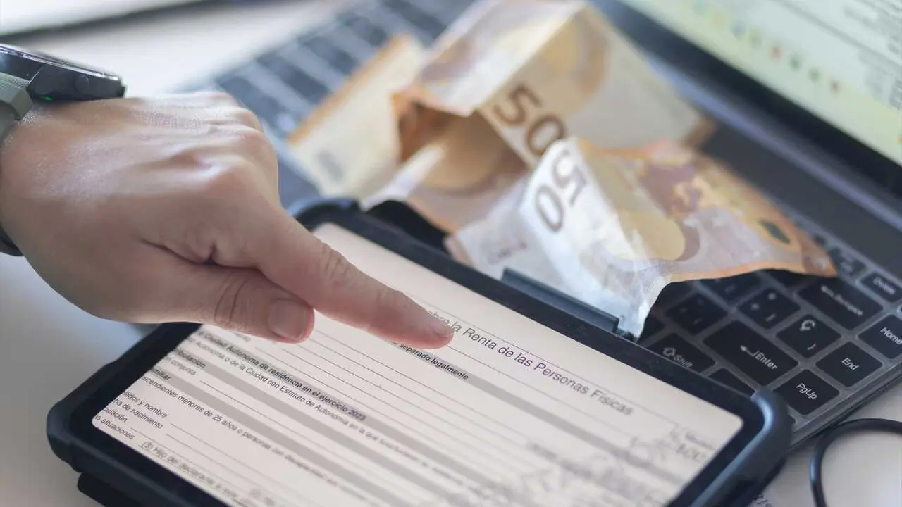 Archivo - (Foto de ARCHIVO) Vista de la declaraci&oacute;n de la renta en una tablet