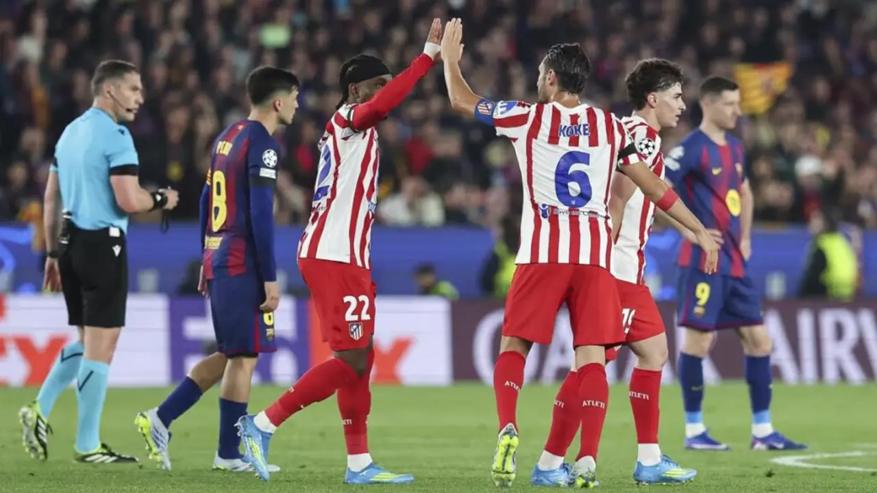 Lookman, Koke y Juli&aacute;n &Aacute;lvarez celebrando el primer gol