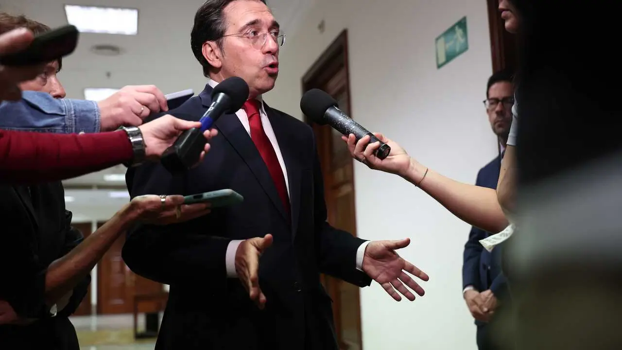 El ministro de Asuntos Exteriores, Uni&oacute;n Europea y Cooperaci&oacute;n, Jos&eacute; Manuel Albares, atiende a los medios a su llegada a la Comisi&oacute;n de Asuntos Exteriores, en el Congreso, a 9 de abril de 2026, en Madrid (Espa&ntilde;a).  