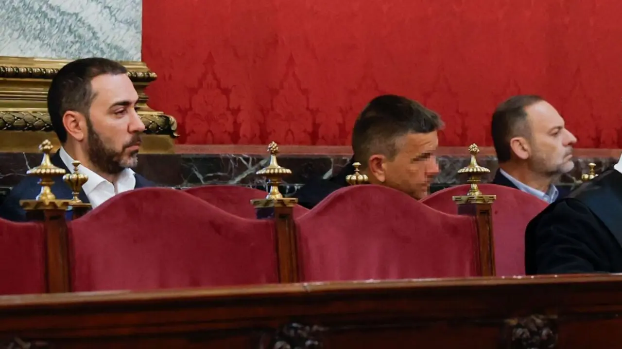 El empresario V&iacute;ctor de Aldama (i) y el exministro Jos&eacute; Luis &Aacute;balos (d), en el banquillo de los acusados, durante el juicio por el caso mascarillas