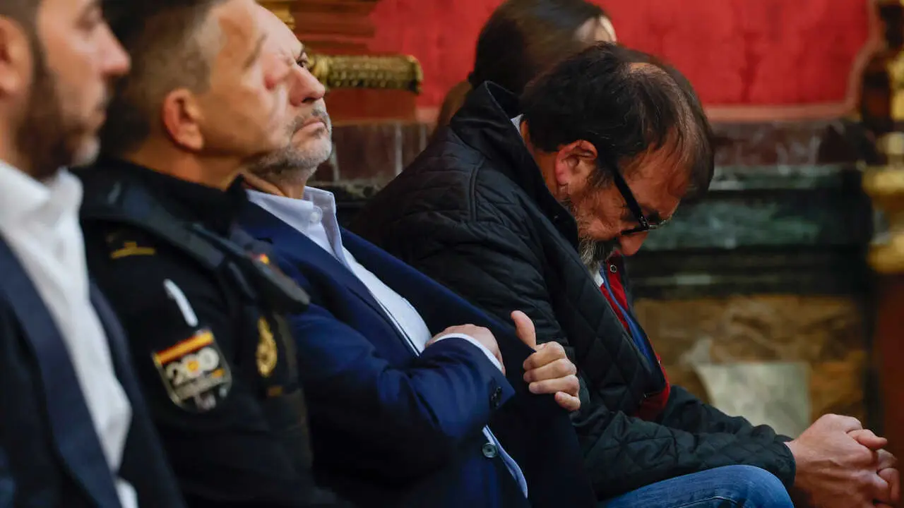 El exministro Jos&eacute; Luis &Aacute;balos (i) y su exasesor Koldo Garc&iacute;a (d) en el banquillo de los acusados durante el juicio por el 'caso mascarillas' en el Tribunal Supremo, a 7 de abril de 2026, en Madrid (Espa&ntilde;a). 