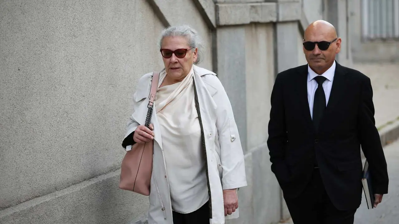 La empresaria Carmen Pano a su llegada al Tribunal Supremo, junto a su abogado, para declarar como testigo en el juicio de las mascarillas, a 9 de abril de 2026, en Madrid (Espa&ntilde;a).