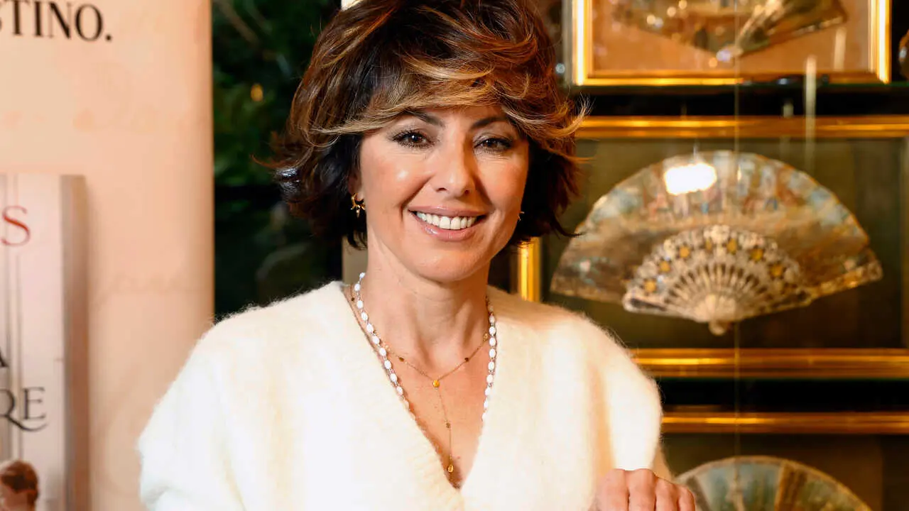 Sonsoles &Oacute;nega posa durante el almuerzo en el que se ha presentado su libro 'Llevar&aacute; tu nombre', a 25 de febrero de 2025, en Madrid (Espa&ntilde;a).

Jose Velasco / Europa Press
PERIODISTA;LIBRO;LLEVAR&Aacute; TU NOMBRE;ACTRIZ
25/2/2026