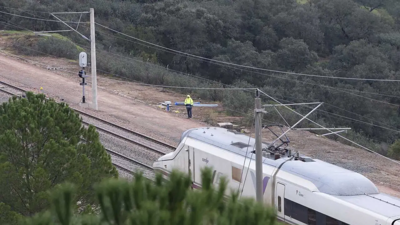 Archivo - Imagen de un tren AVE a su paso por el tramo de v&iacute;a, completamente restaurado, donde ocurri&oacute; el tr&aacute;gico accidente del pasado 18 de enero en Adamuz (C&oacute;rdoba). A 17 de febrero de 2026, en Adamuz, C&oacute;rdoba (Andaluc&iacute;a, Espa&ntilde;a). Los operadores ferrovi