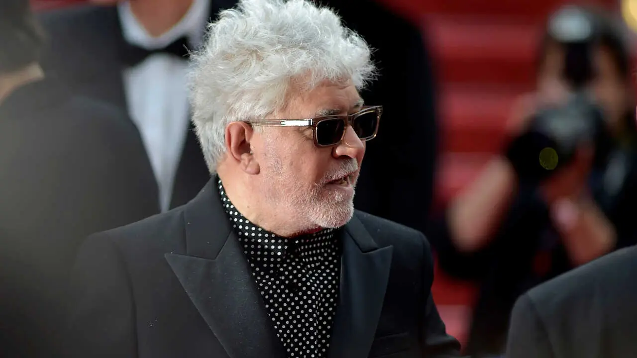 Archivo - El director de cine Pedro Almod&oacute;var posa en la alfombra roja en la proyecci&oacute;n de la pel&iacute;cula &lsquo;Extra&ntilde;a forma de vida&rsquo; en el Festival de Cine de Cannes, a 17 de mayo de 2023, en Cannes, regi&oacute;n de Provenza-Alpes-Costa Azul (Francia). El mediometraj