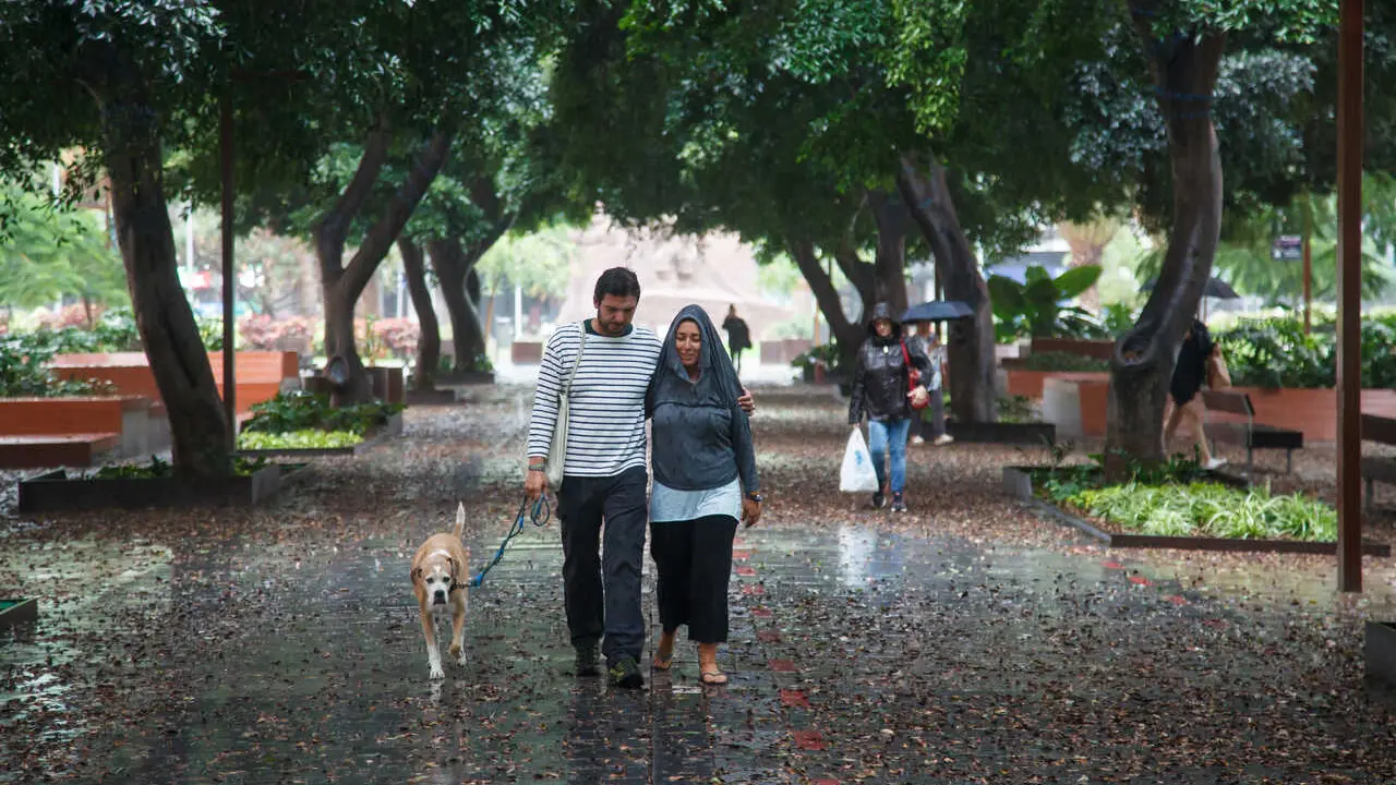 Archivo - Una pareja camina bajo la lluvia, a 25 de septiembre de 2022, en Las Palmas de Gran Canaria, Canarias (Espa&ntilde;a). 