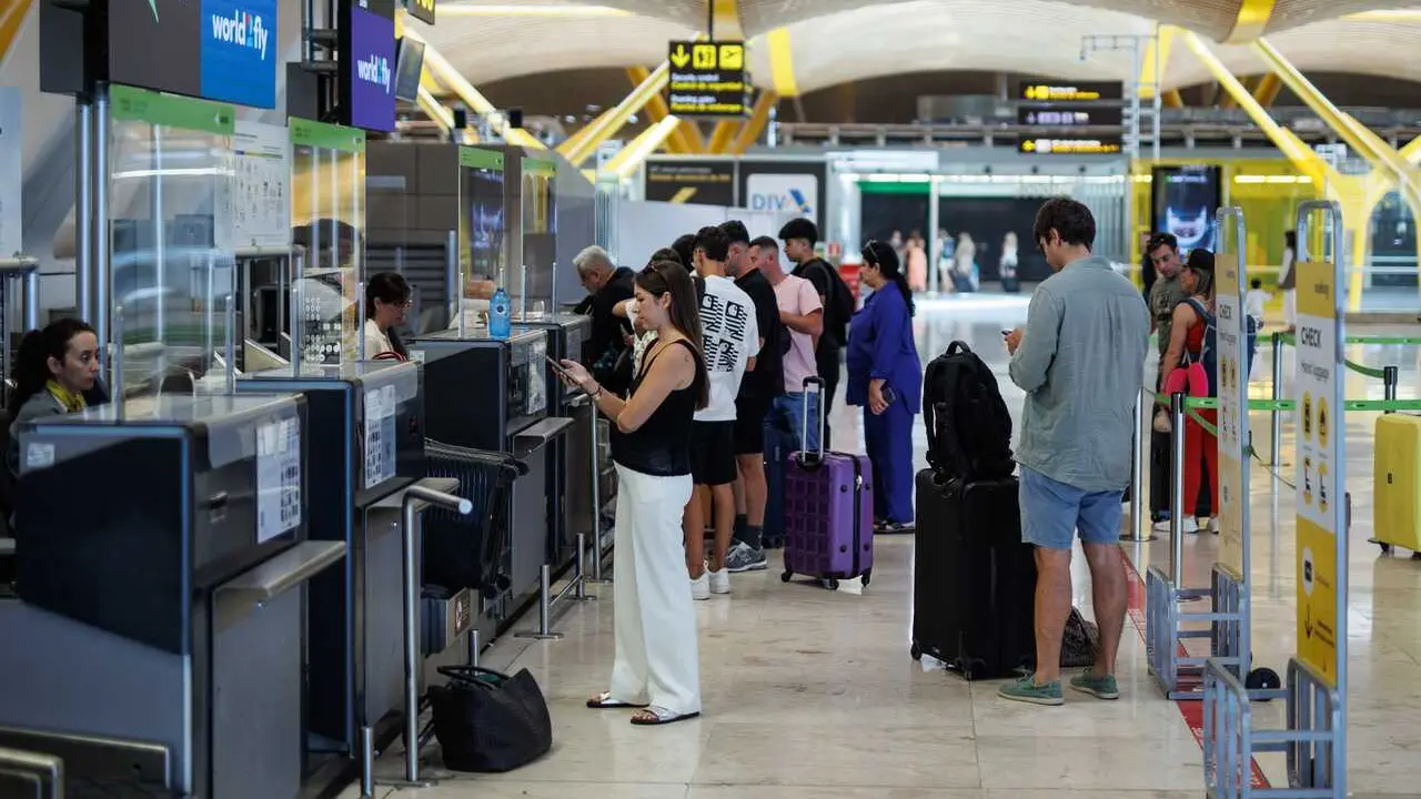 Archivo - Varias personas  en la terminal T4 del Aeropuerto Adolfo Su&aacute;rez Madrid-Barajas.