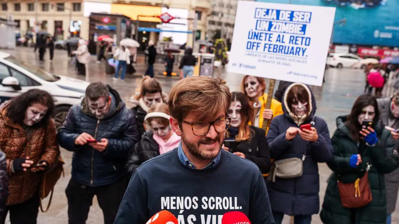 Archivo - El soci&oacute;logo y fundador del Movimiento OFF, Diego Hidalgo, ofrece declaraciones a los medios durante una manifestaci&oacute;n contra la dependencia digital, en la plaza de Callao, a 17 de enero de 2026, en Madrid (Espa&ntilde;a). Movimiento OFF ha convocado e