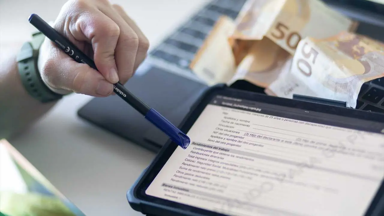 Archivo - (Foto de ARCHIVO) Vista de la declaraci&oacute;n de la renta en una tablet