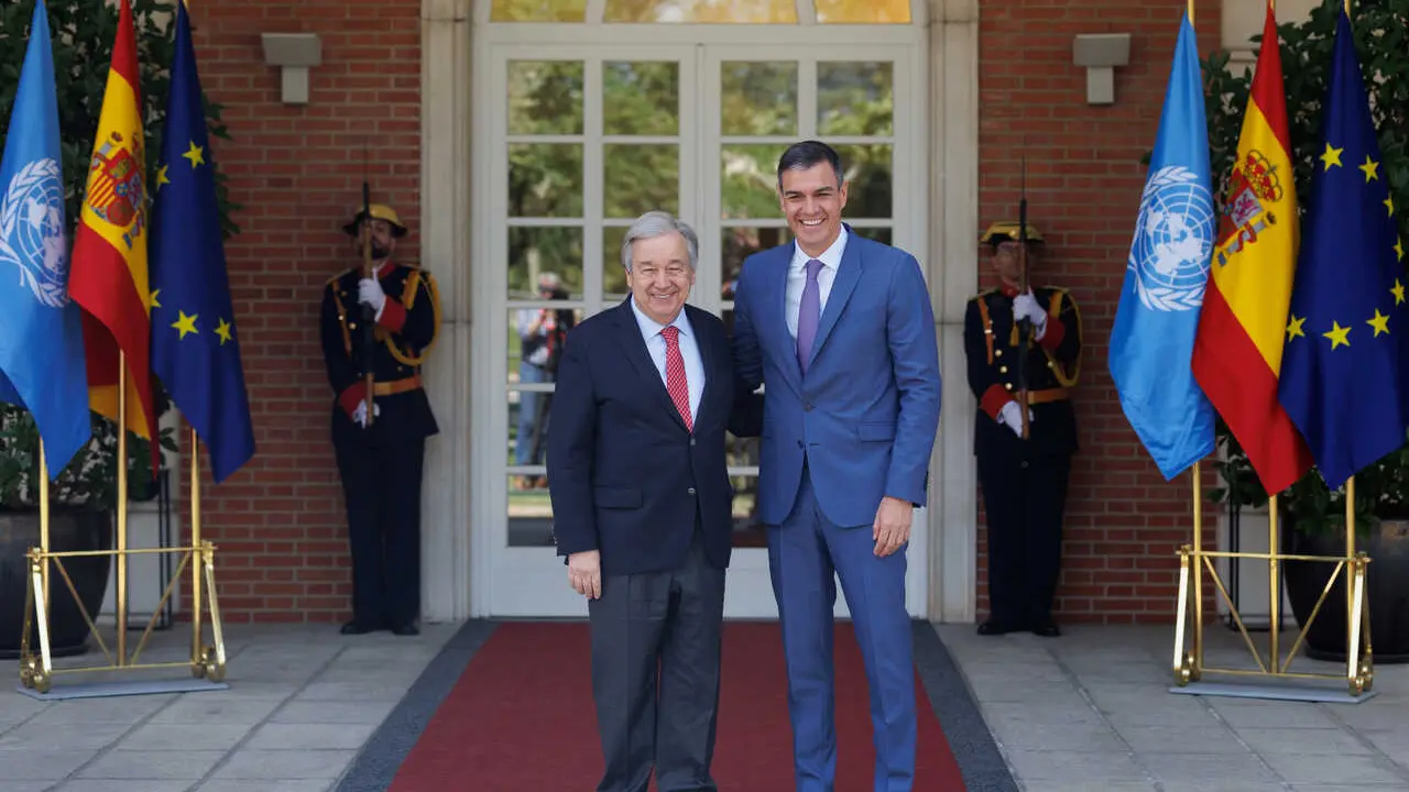 Archivo - El presidente del Gobierno, Pedro S&aacute;nchez (d), recibe al secretario general de Naciones Unidas, Ant&oacute;nio Guterres (i), en el Palacio de la Moncloa, en una imagen de archivo.