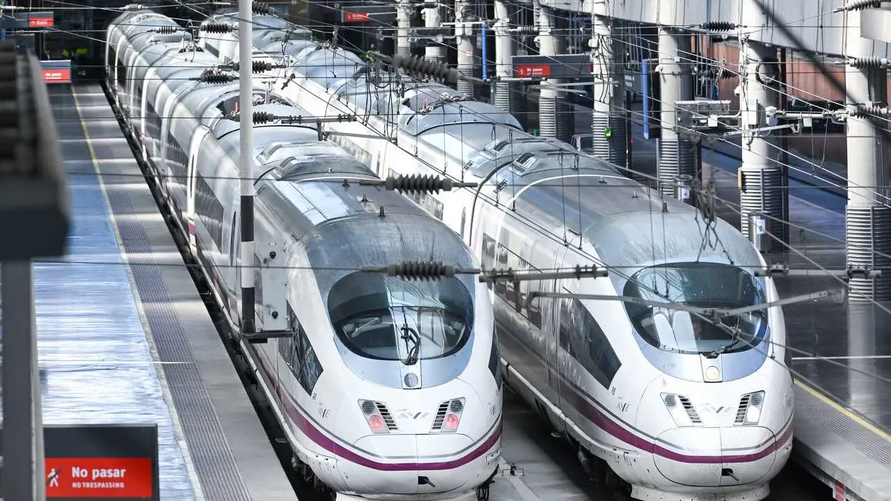 Trenes AVE durante la segunda operaci&oacute;n salida con motivo de la Semana Santa 2026, en la estaci&oacute;n Madrid-Puerta de Atocha-Almudena Grandes, a 1 de abril de 2026, en Madrid (Espa&ntilde;a). 