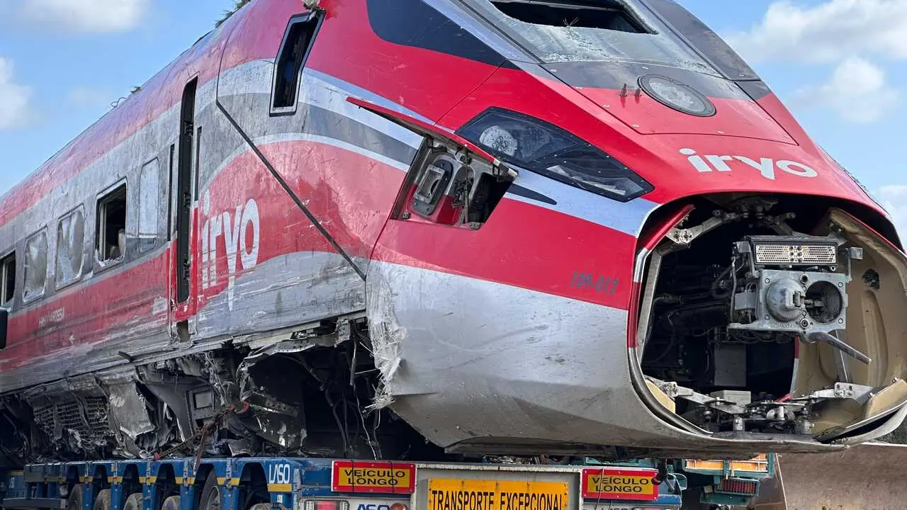 Archivo - Uno de los vagones del Iryo accidentado en Adamuz es transportado por una gr&uacute;a.
