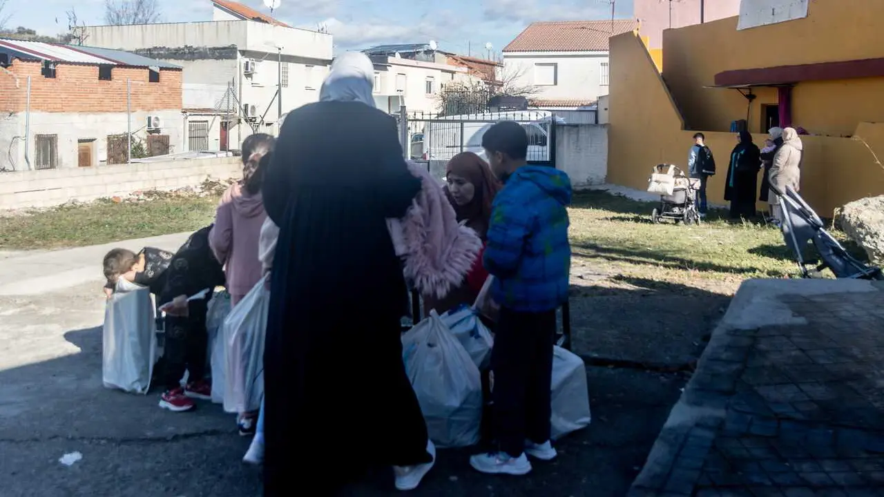 Archivo - Varias personas durante la entrega de regalos a los ni&ntilde;os del sector V de la Ca&ntilde;ada Real, a 11 de enero de 2025, en Madrid (Espa&ntilde;a). La Fundaci&oacute;n Madrina ha organizado esta iniciativa con el fin de que los ni&ntilde;os de la Ca&ntilde;ada Real tengan regalos 