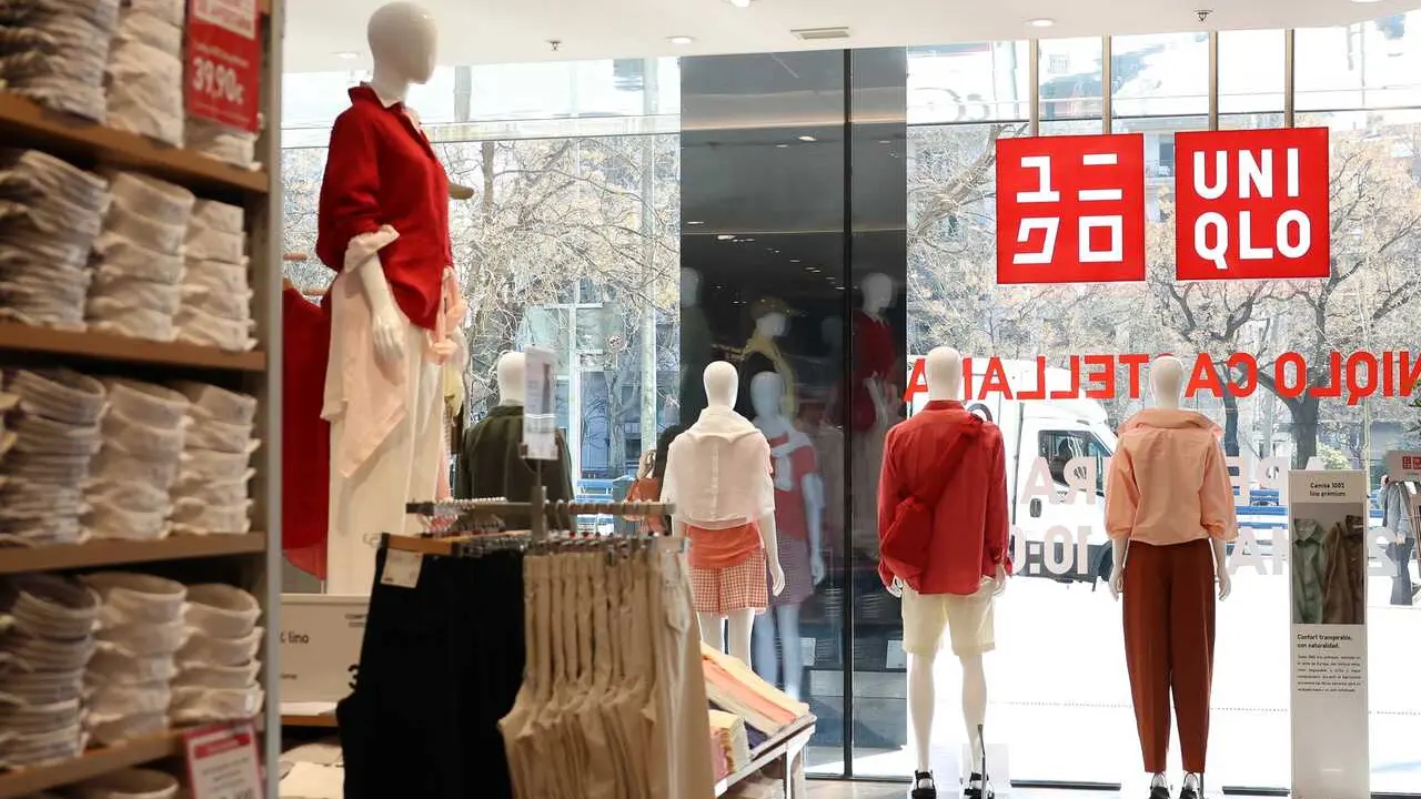 Archivo - Interior de la nueva flagship store de Uniqlo, a 26 de marzo de 2025, en Madrid (Espa&ntilde;a). El nuevo local ubicado en el complejo de Azca en el Paseo de la Castellana cuenta con una superficie de 1.200 metros cuadrados distribuidos en tres plantas