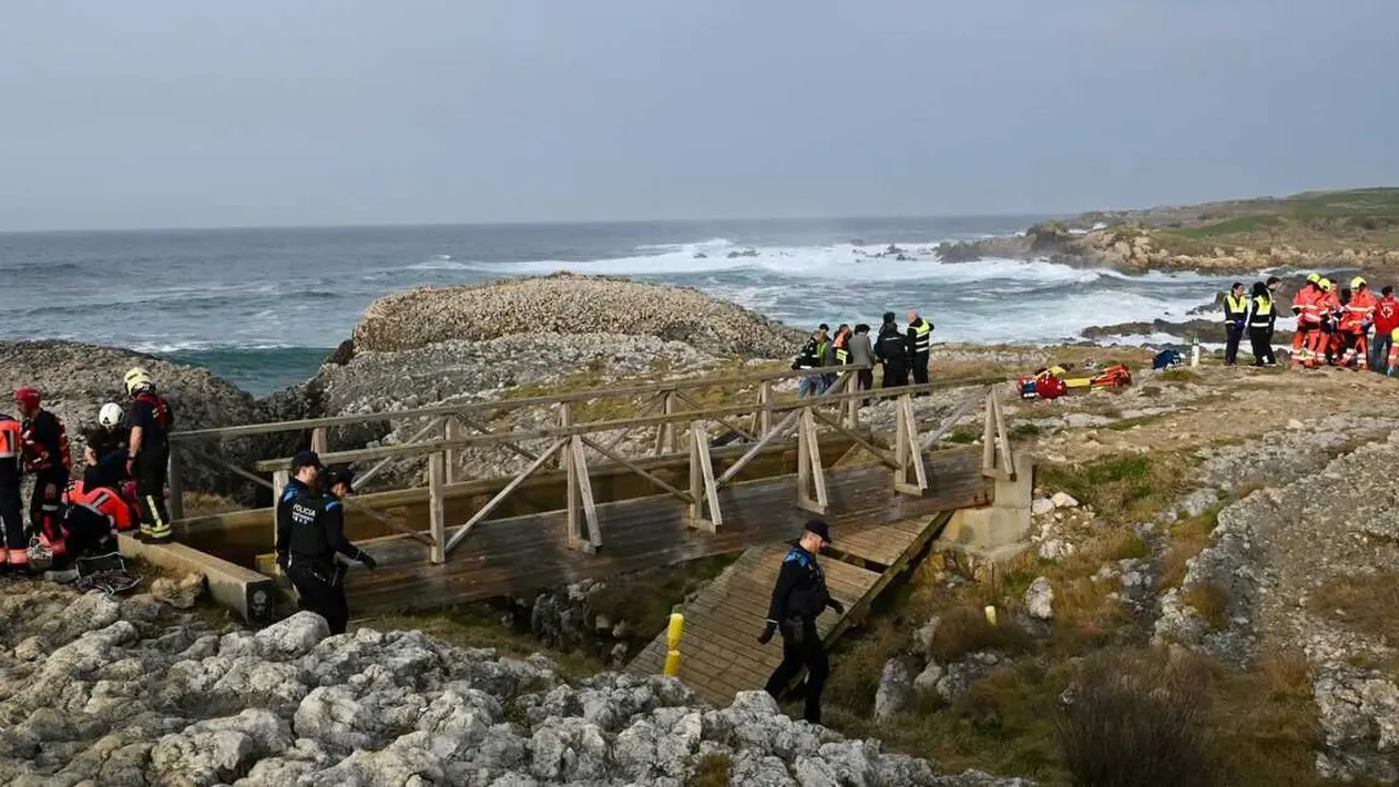 Archivo - Pasarela colapsada en la playa de El Bocal en Santander.-ARCHIVO