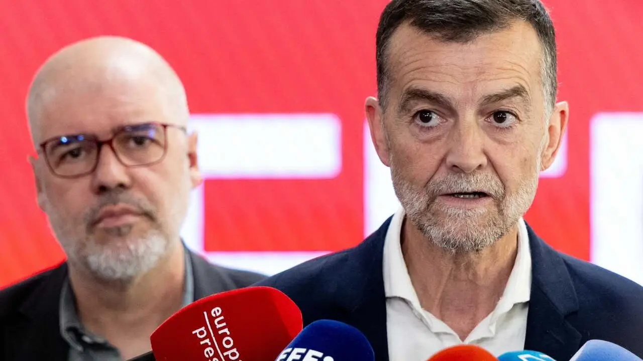 El secretario general de CCOO, Unai Sordo (I), y el coordinador federal de IU, Antonio Ma&iacute;llo (D), durante una reuni&oacute;n, en la sede de CCOO, a 10 de abril de 2026, en Madrid (Espa&ntilde;a).