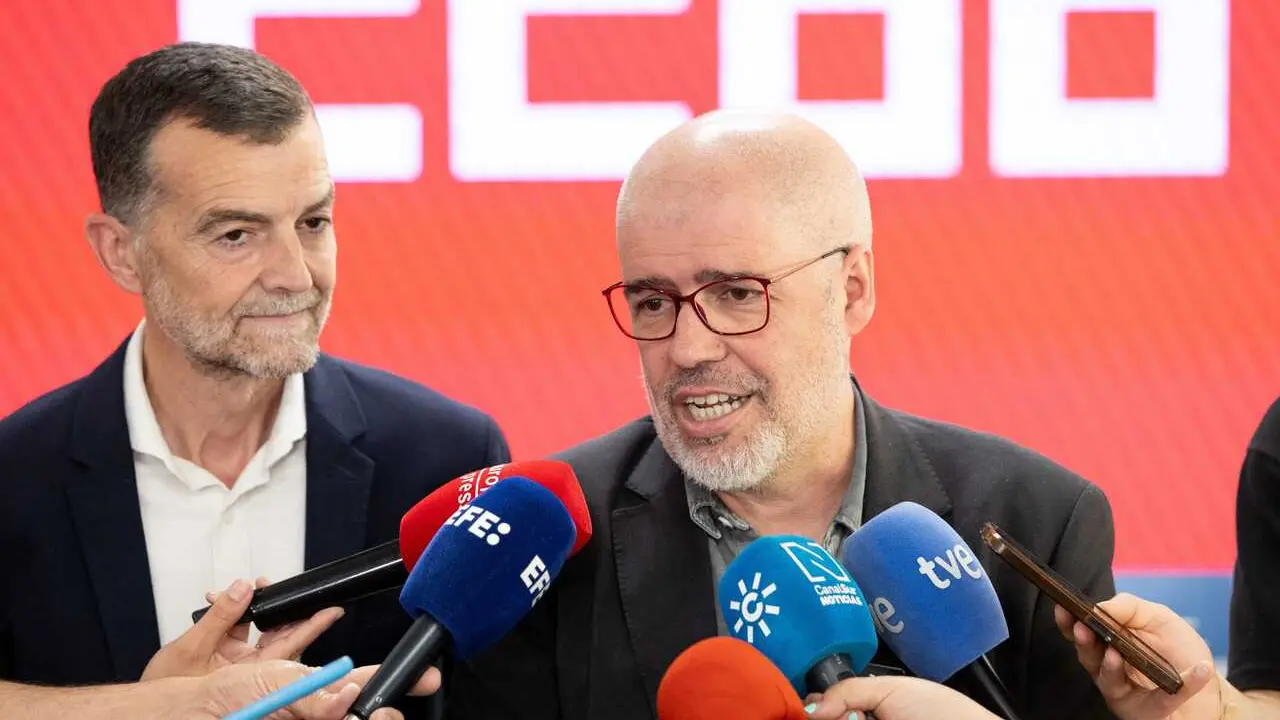 El secretario general de CCOO, Unai Sordo (d), y el coordinador federal de IU, Antonio Ma&iacute;llo (i), durante una reuni&oacute;n, en la sede de CCOO, a 10 de abril de 2026, en Madrid (Espa&ntilde;a).