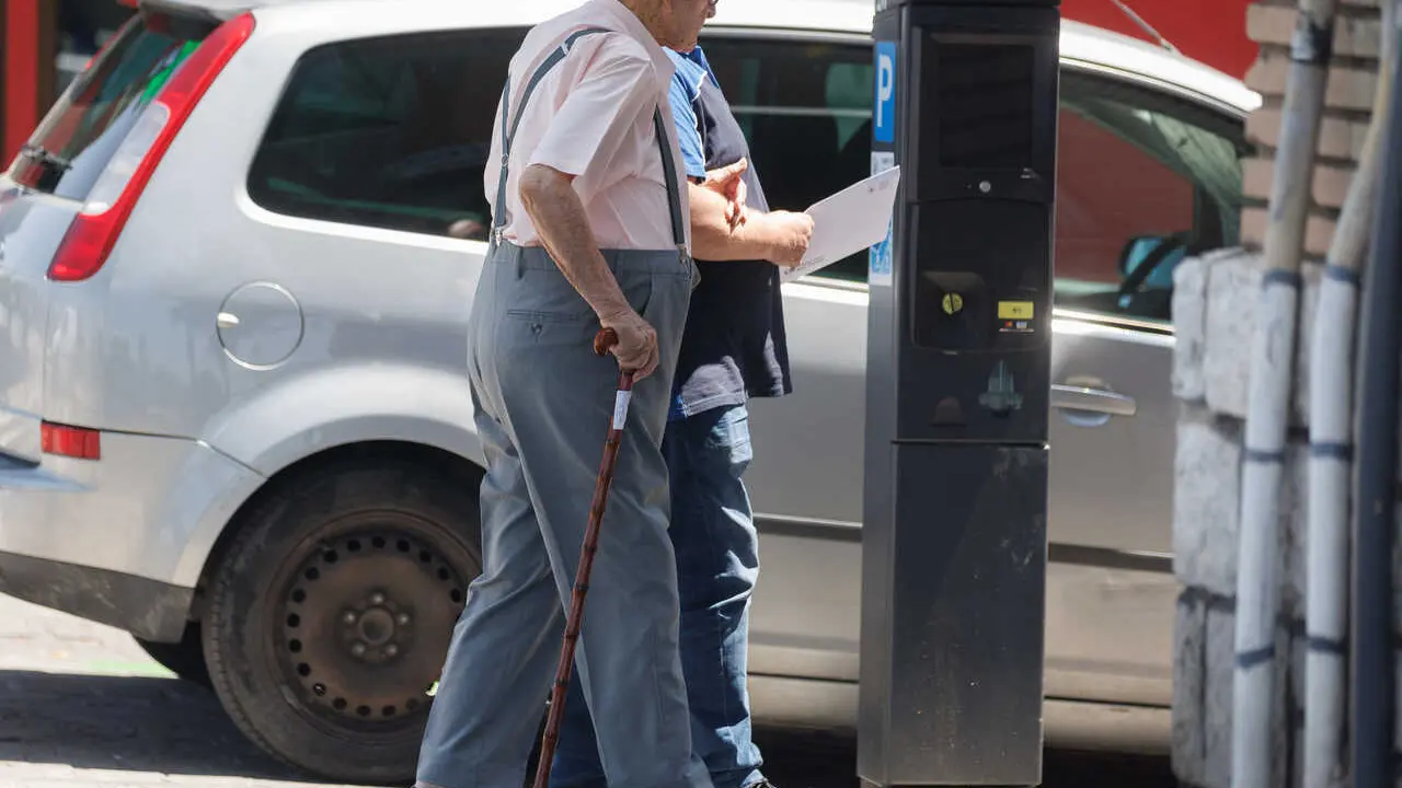 Archivo - Un hombre mayor pasea apoy&aacute;ndose en un bast&oacute;n.