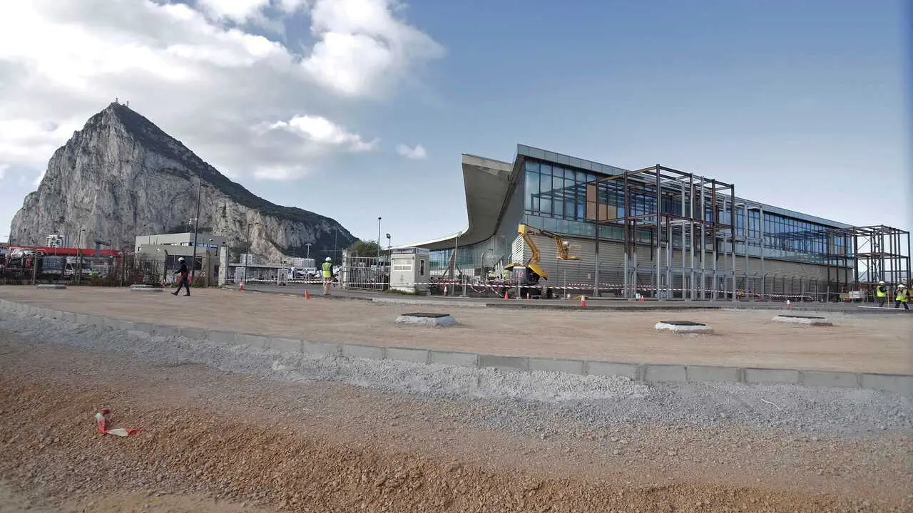 Obras en la zona fronteriza de Gibraltar con Espa&ntilde;a para el derribo de la verja. A 1 de abril de 2026 en La L&iacute;nea de la Concepci&oacute;n, C&aacute;diz (Andaluc&iacute;a, Espa&ntilde;a).