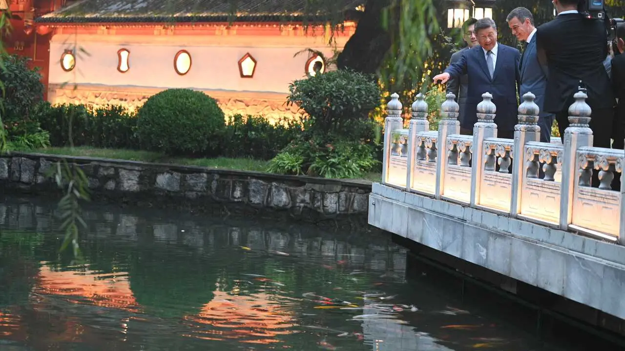 Archivo - El presidente de la Rep&uacute;blica Popular China, Xi Jinping (i) y el presidente del Gobierno, Pedro S&aacute;nchez,durante la visita de &eacute;ste &uacute;ltimo al pa&iacute;s en 2024.