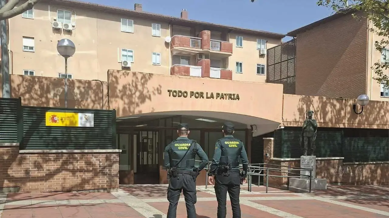 Dos agentes frente al Puesto de la Guardia Civil de Tres Cantos.