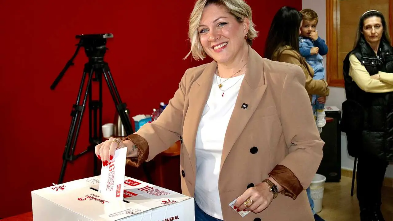 La candidata a secretaria general del PSOE de Extremadura, Soraya Vega, vota en las primarias en las que se disputa el liderazgo con &Aacute;lvaro S&aacute;nchez Cotrina, a 11 de abril de 2026 en Herrera del Duque (Badajoz).