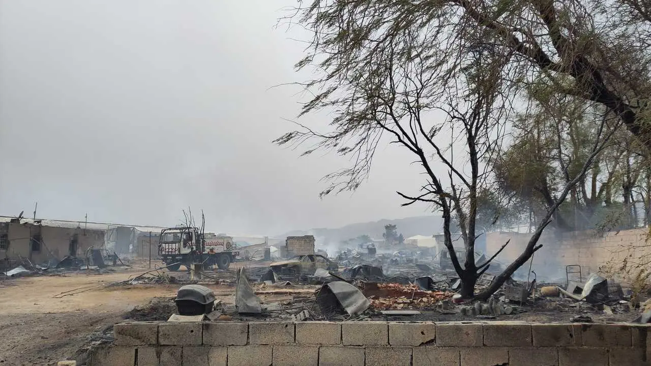 Incendio en el poblado chabolista de Los Grillos de N&iacute;jar (Almer&iacute;a).