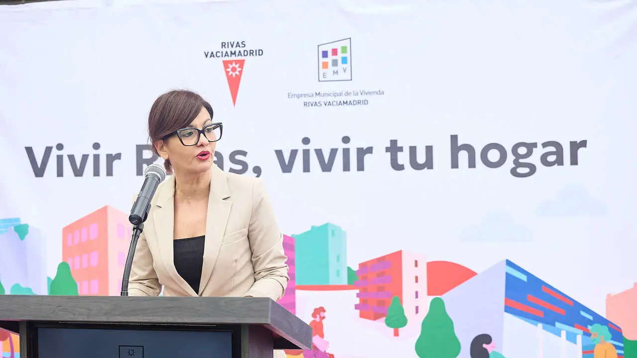 La ministra de Juventud e Infancia, Sira Rego, durante el acto de entrega de las llaves de 83  viviendas en r&eacute;gimen de alquiler para j&oacute;venes, a 11 de abril de 2026, en Rivas Vaciamadrid, Madrid (Espa&ntilde;a).