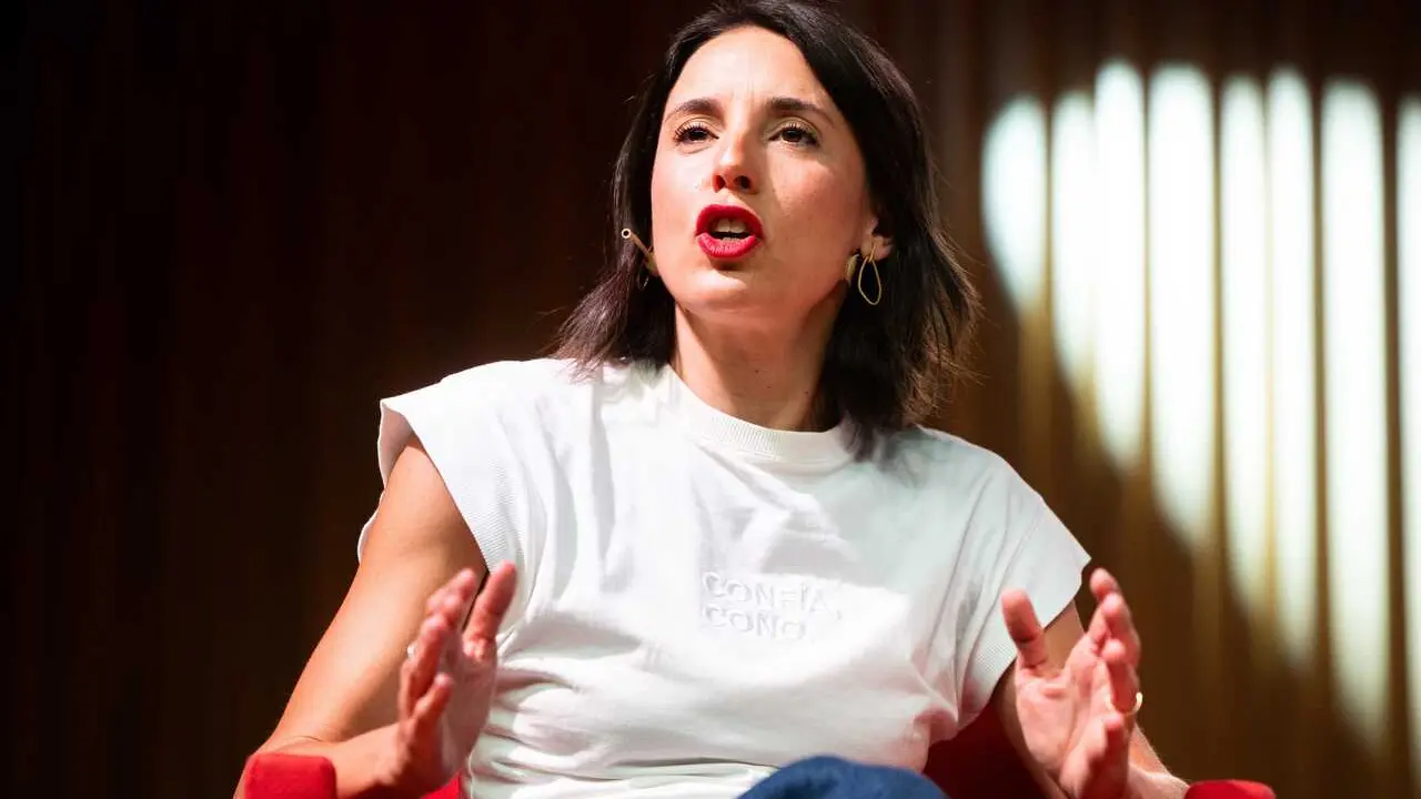 La secretaria pol&iacute;tica de Podemos y eurodiputada, Irene Montero, durante el di&aacute;logo 'Qu&egrave; s'ha de fer?', a 9 de abril de 2026, en Barcelona, Catalunya (Espa&ntilde;a). 