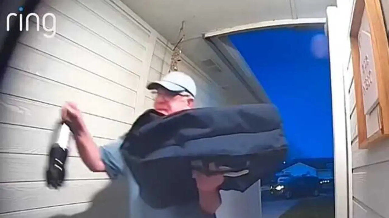 Repartidor de pizza durante una entrega, protagonista de una historia viral de solidaridad.