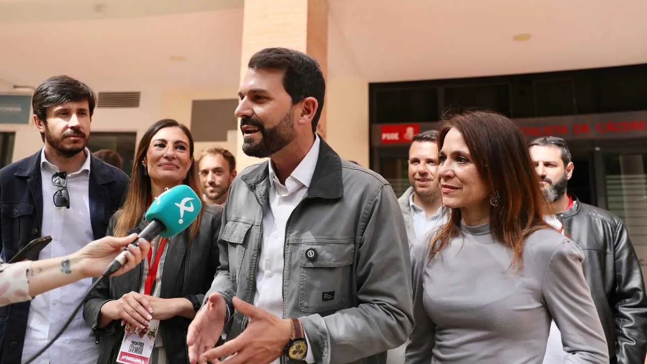 El candidato a la secretar&iacute;a general del PSOE de Extremadura, &Aacute;lvaro S&aacute;nchez Cotrina, en su visita este s&aacute;bado a la sede del PSOE de C&aacute;ceres en el d&iacute;a en el que se celebran las primarias del partido en la regi&oacute;n, a 11 de abril de 2026.
