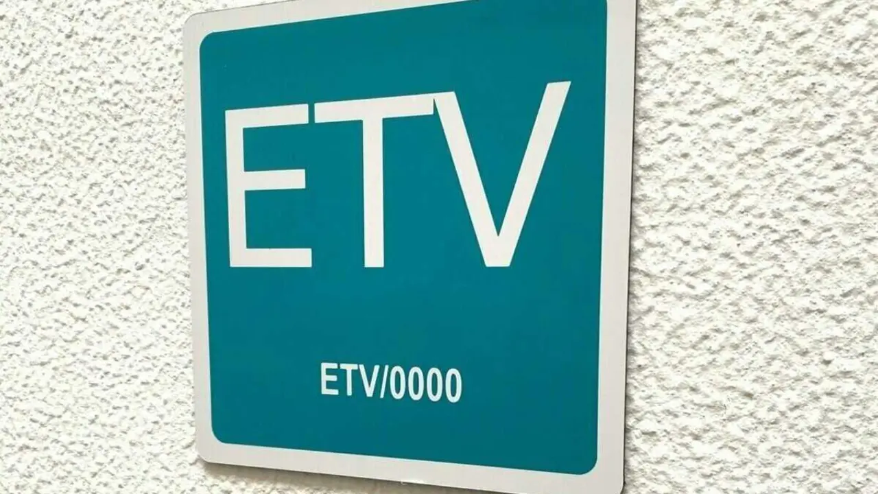 Archivo - Placa de estancia tur&iacute;stica vacacional.