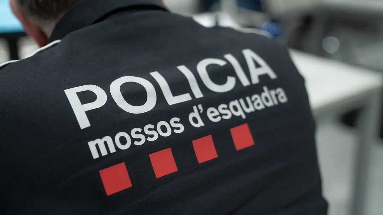 Archivo - Un agente de los Mossos d'Esquadra.