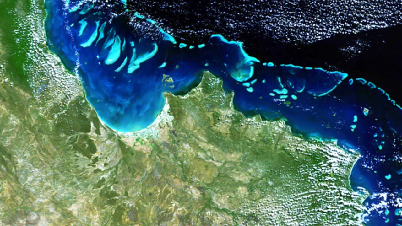 ESA - Vista satelital de la Gran Barrera de Coral, en el Mar del Coral, Australia, una de las zonas marinas m&aacute;s ricas en biodiversidad del planeta