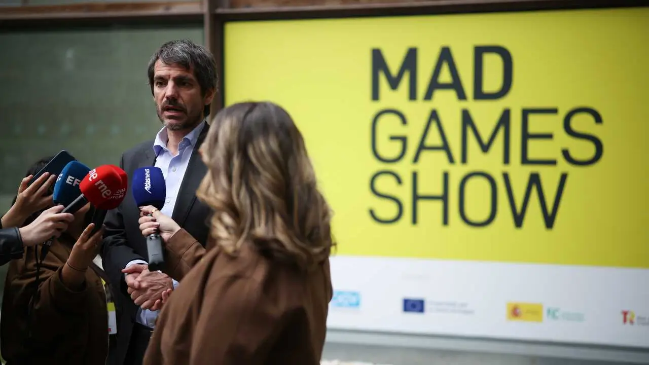 El ministro de Cultura, Ernest Urtasun, atiende a los medios durante la visita la feria del videojuego espa&ntilde;ol 'Mad Games Show', en la sede del Colegio Oficial de Arquitectos, a 11 de abril de 2026, en Madrid (Espa&ntilde;a).