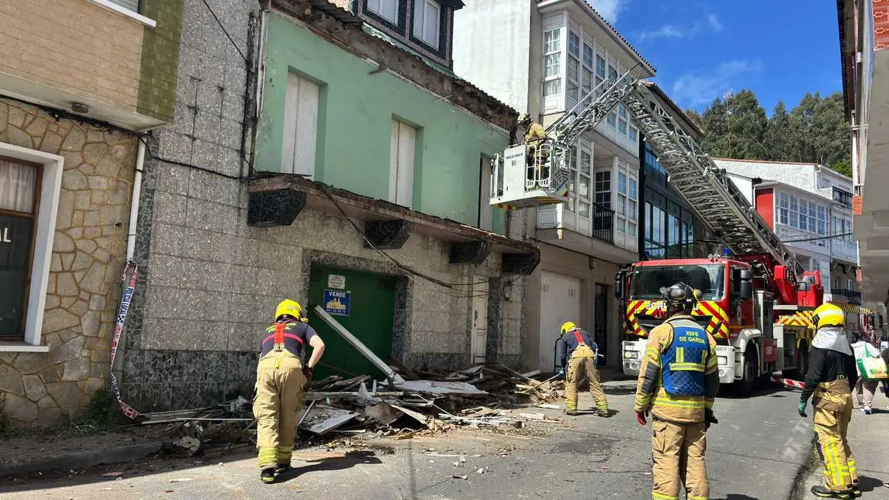 Intervenci&oacute;n de Bomberos de Ferrol tras el derrumbe de una galer&iacute;a parcial en una vivienda abandonada en el barrio de A Gra&ntilde;a,a a 11 de abril de 2026.