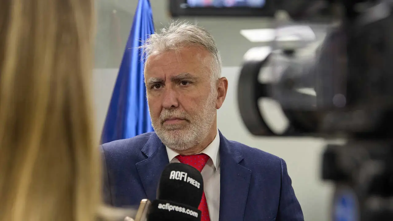 Archivo - El ministro de Pol&iacute;tica Territorial y Memoria Democr&aacute;tica, &Aacute;ngel V&iacute;ctor Torres, ofrece declaraciones a los medios tras una reuni&oacute;n con el presidente de CERMI, en la sede del Ministerio, a 2 de enero de 2024, en Madrid (Espa&ntilde;a). Durante el encuen