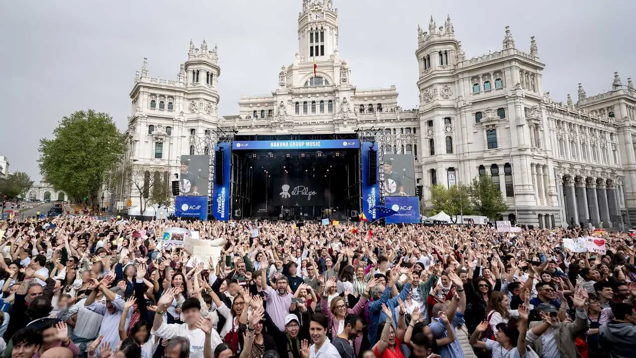 Cientos de personas durante la cuarta edici&oacute;n de la Fiesta de la Resurrecci&oacute;n, en la Plaza Cibeles de Madrid, a 11 de abril de 2026, en Madrid (Espa&ntilde;a).