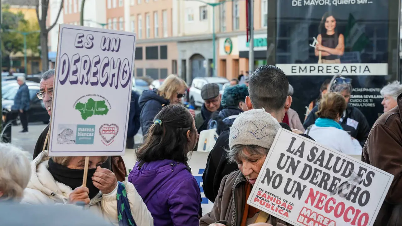 Archivo - Manifestantes en la Facultad de Medicina de Sevilla durante la convocatoria de la Coordinadora Andaluza de Mareas Blancas en apoyo a la Iniciativa Legislativa Popular (ILP) en defensa de la sanidad p&uacute;blica que debate el Parlamento andaluz.  