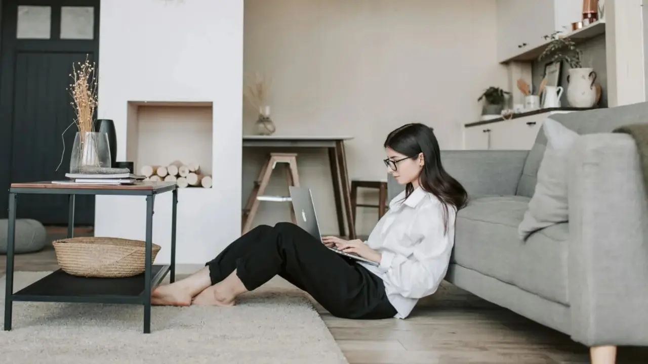 Una chica sentada con su port&aacute;til