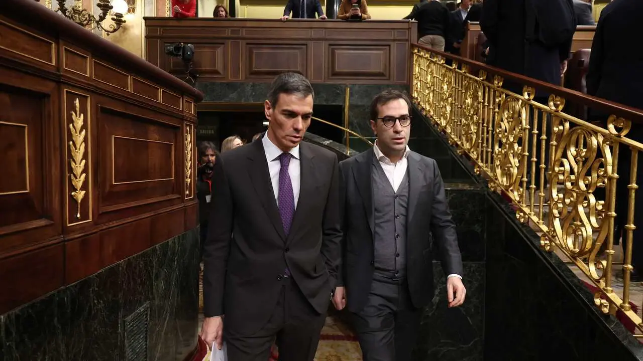 Archivo - El presidente del Gobierno, Pedro S&aacute;nchez (i), y el ministro de Econom&iacute;a y Comercio, Carlos Cuerpo (d), durante una sesi&oacute;n de control al Gobierno, en el Congreso de los Diputados, a 25 de febrero de 202, en Madrid (Espa&ntilde;a). El Gobierno afronta u
