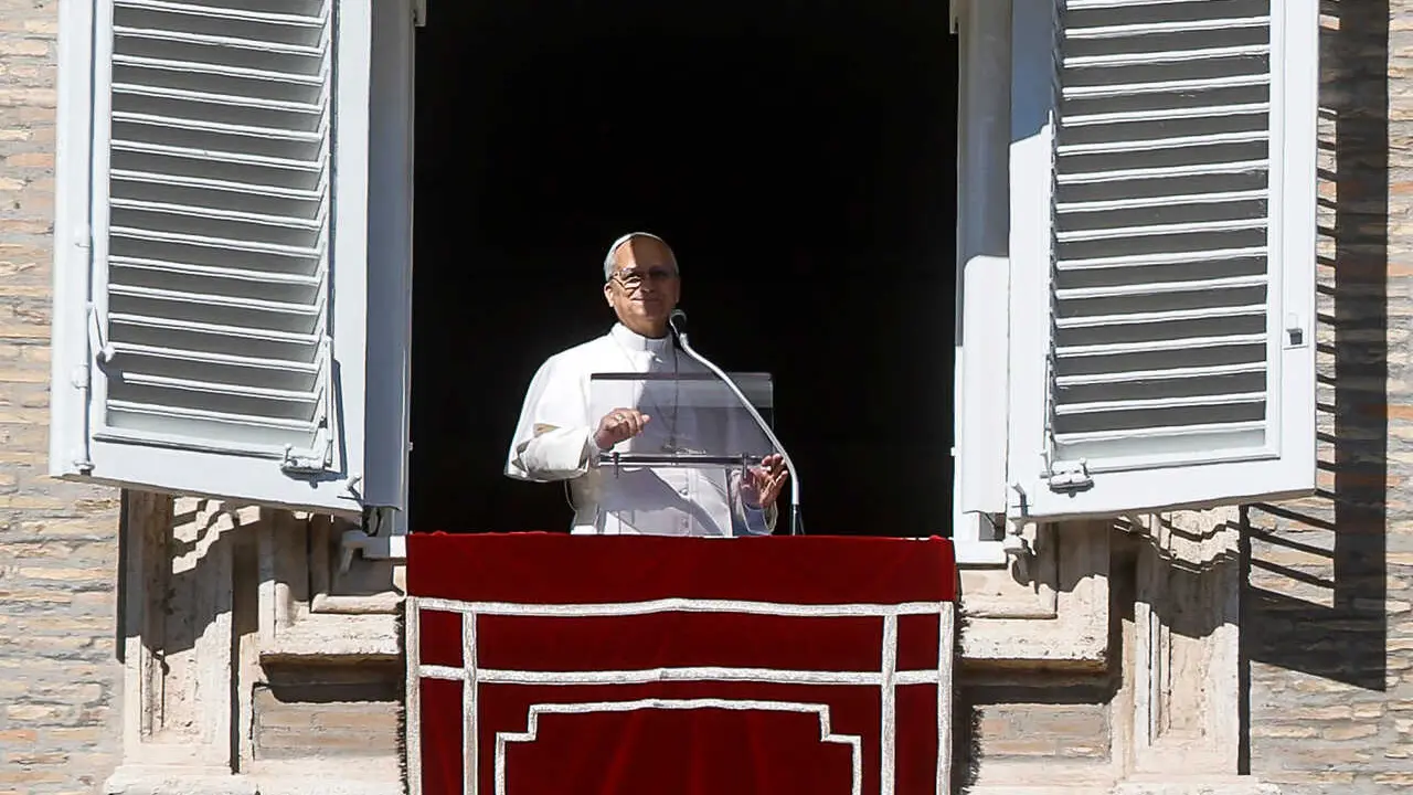 Archivo - El Papa Le&oacute;n durante el &Aacute;ngelus del 15 de ferebro de 2026.