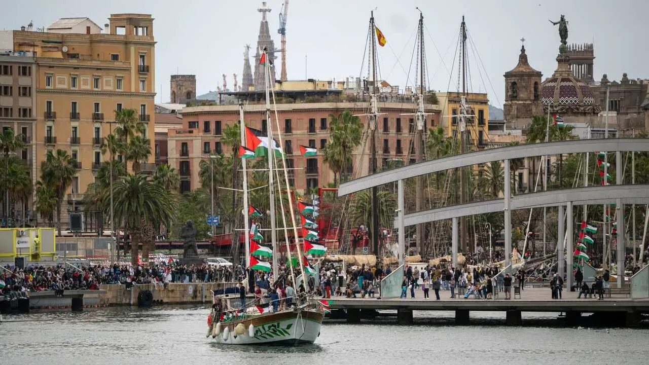 La Global Sumud Flotilla parte del puerto de Barcelona